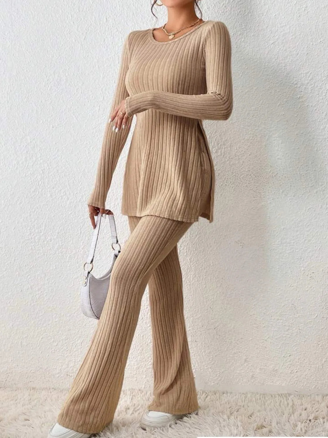 Ensemble Deux Pièces Femme — Chic et Sexy, Manches Longues, Col Rond, Coupe Élégante avec Fente, Style Casual et Mode