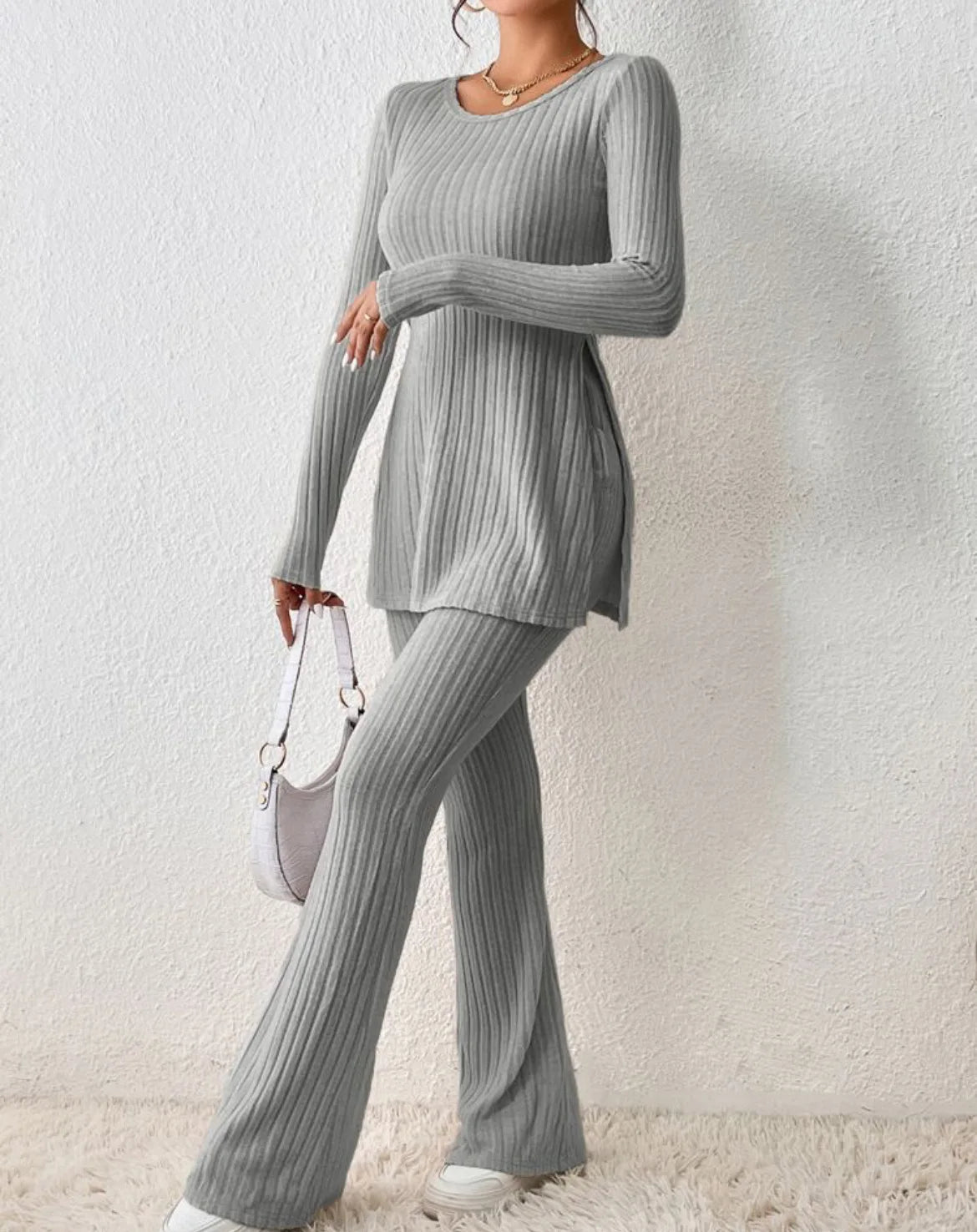 Ensemble Deux Pièces Femme — Chic et Sexy, Manches Longues, Col Rond, Coupe Élégante avec Fente, Style Casual et Mode