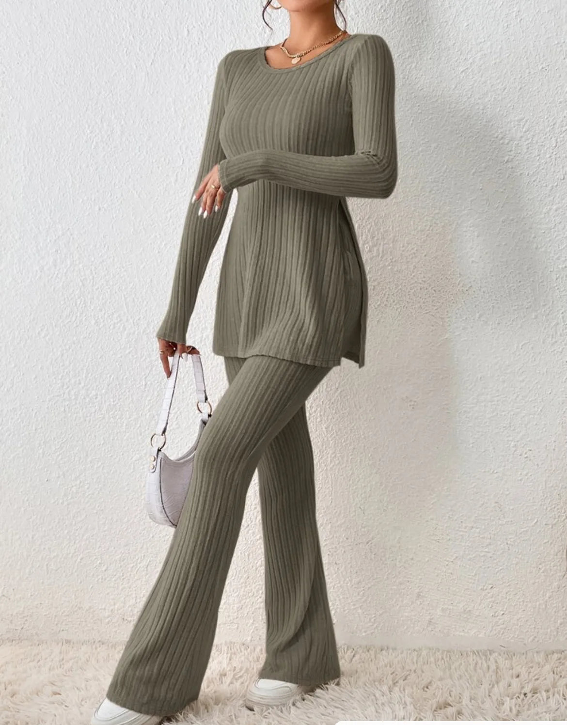 Ensemble Deux Pièces Femme — Chic et Sexy, Manches Longues, Col Rond, Coupe Élégante avec Fente, Style Casual et Mode